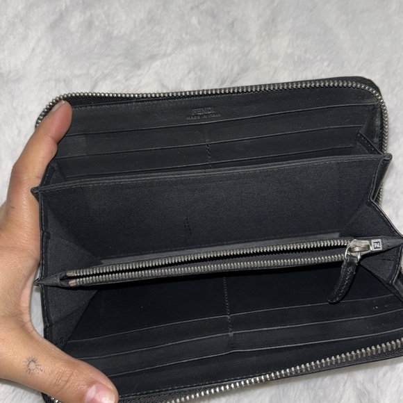 Fendi eyes zippy wallet - Picture 3 of 9
